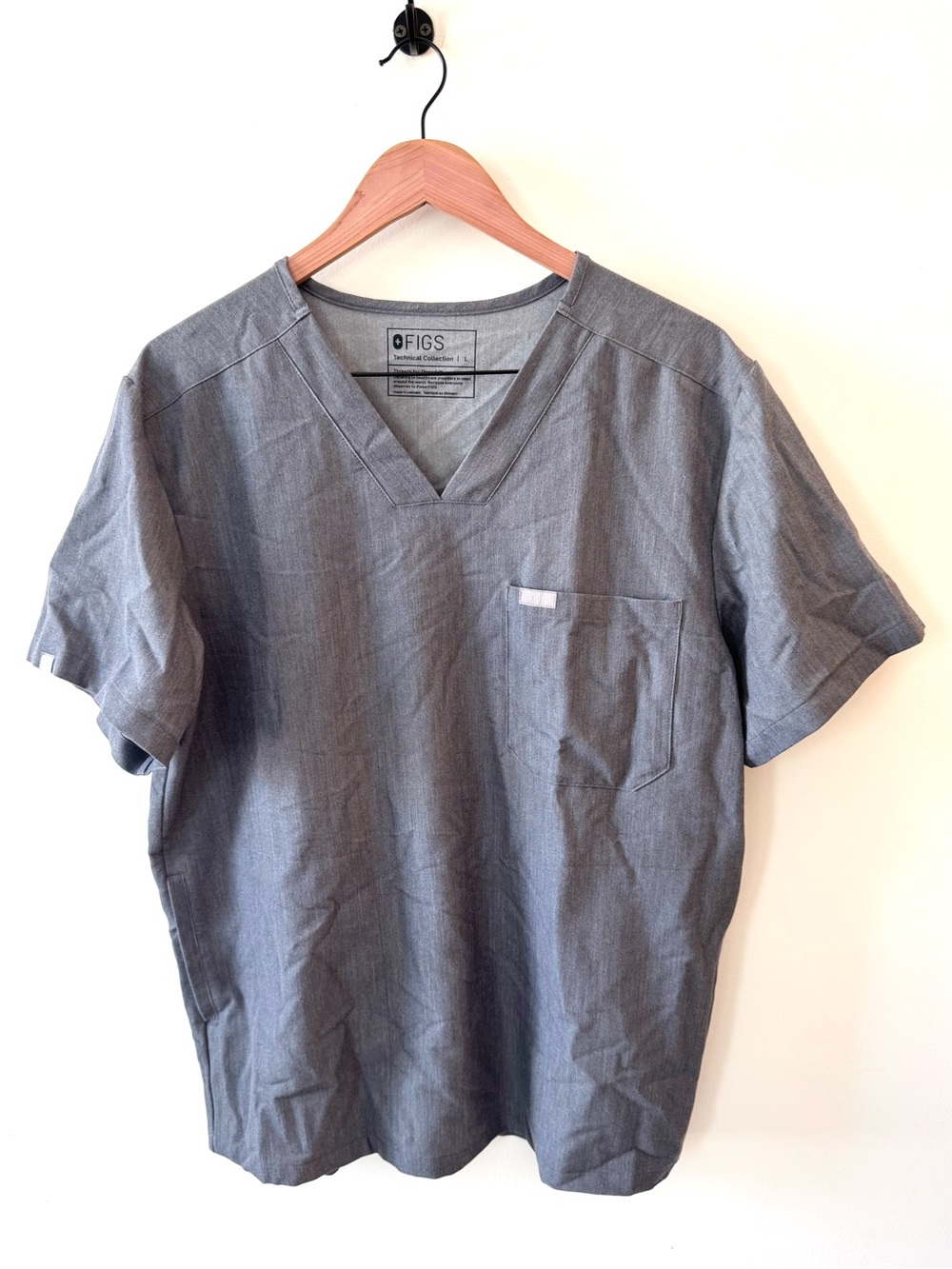 FIGS Men’s Chisec 3-Pocket Scrub Top Gray Technical Collection L